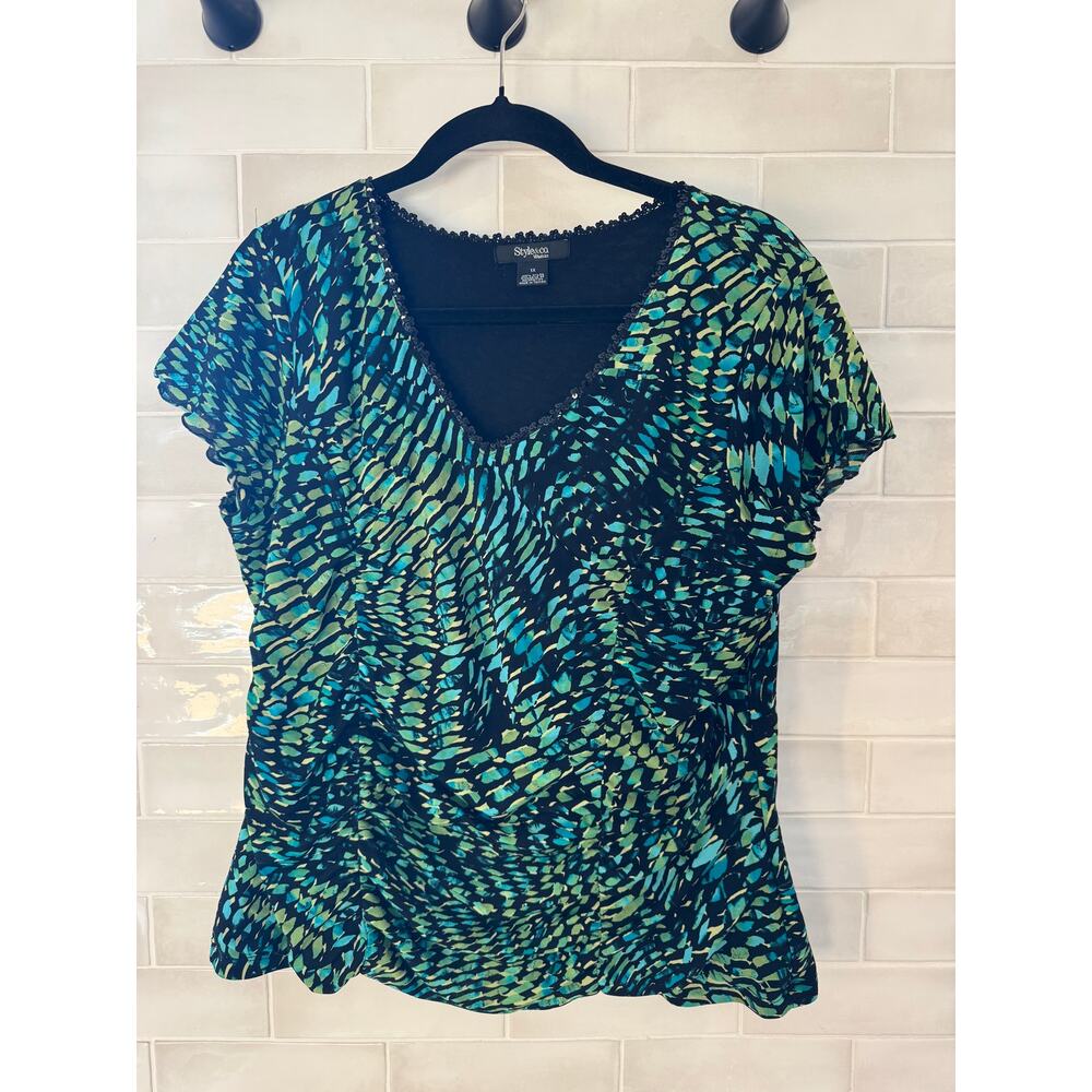 tyle & Co Woman 1X Green Black Blue Print V Neck Blouse Ruched Short Sleeve
